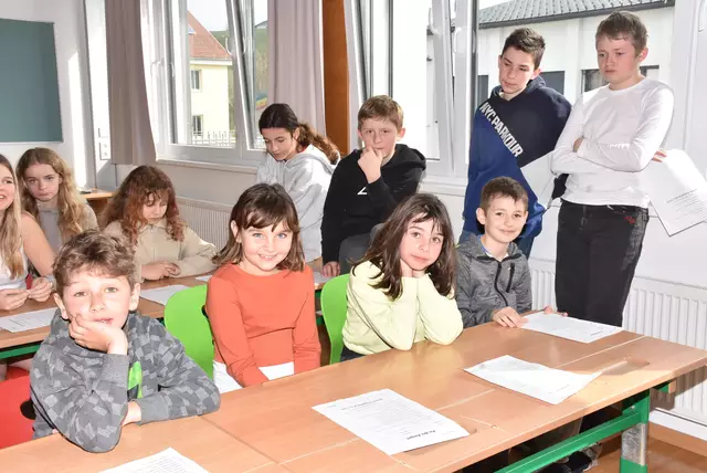Die Rotary Lese-Initiative bringt zehn Volksschulen im Bezirk Perg 5.000 Euro. Rotary Präsident Georg Lehner. Hier der Lese-Vormittag in der 3A der VS Pabneukirchen. Lesepaten  Schüler der 3A MS Pabneukirchen.   | Foto: Rober Zinterhof