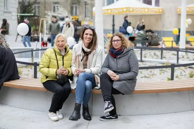 Die Stimmung war gut bei der Eröffnung der Altgasse. Die neuen Bankerln wurden schon fleißig genutzt.  | Foto: René Brunhölzl