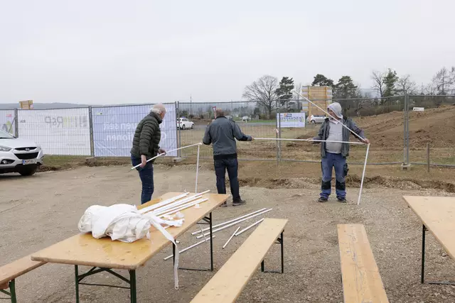 Für die Verköstigung nach dem Spatenstich bei Würstel und Getränken wurde wegen Regens ein weiteres Zelt aufgestellt. | Foto: Thomas Santrucek