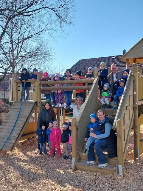 Die Kinder des Andorfer Kindergartens auf ihrem neuen Spielturm. | Foto: Marktgemeinde Andorf