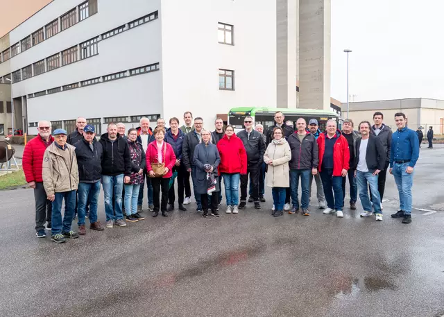 Mitglieder des Zwentendorfer Gemeinderates, des Bürgerbeirates mit GF Dipl.Ing. Dr. Gerhard Kampichler, Werksleiter Bernhard Bogner &amp; EVN Pressesprecher Stefan Zach  | Foto: Marika Ofner