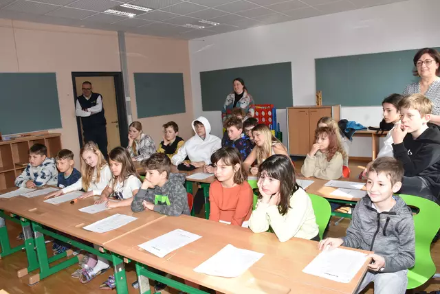 Die Rotary Lese-Initiative bringt zehn Volksschulen im Bezirk Perg 5.000 Euro. Rotary Präsident Georg Lehner. Hier der Lese-Vormittag in der 3A der VS Pabneukirchen. Lesepaten  Schüler der 3A MS Pabneukirchen.   | Foto: Rober Zinterhof