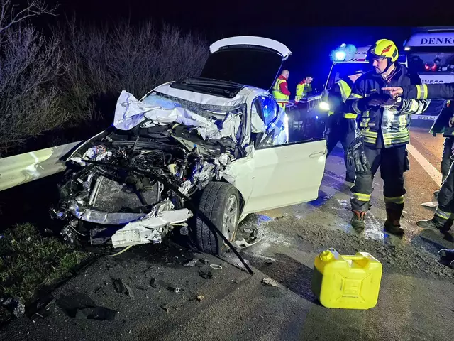 Verkehrsunfall mit dramatischen Folgen: Die Lenkerin des weißen Fahrzeuges wurde schwer verletzt.  | Foto: FF Neusiedl am See