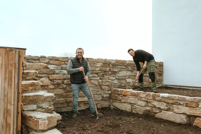 Duftbauer Stefan Zwickl (r) und Michael Unger (l) beim Spatenstich des neuen Besuchergartens in der Manufaktur „Steppenduft“  | Foto: Ines Weisz/Steppenduft