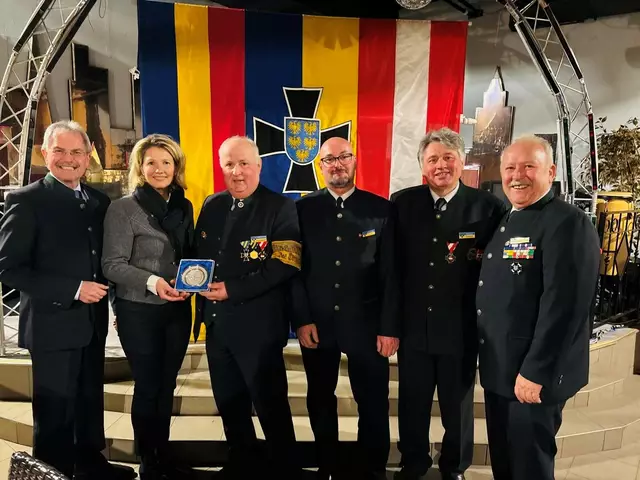 Karl Wilfing und Doris Kellner bedanken sich bei Bezirksobmann a.D. Andreas Schlifelner, Manfred Konek, Alfred Hösch und Hauptbezirksobmann Walter Kirchsteiger. | Foto: ÖKB