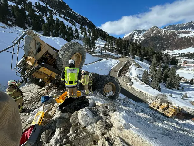 Am Donnerstag am frühen Nachmittag stürzte ein 26-Jähriger bei Schüttarbeiten am Längental-Kraftwerkstausee in Kühtai mit einem Muldenkipper etwa 150 Meter die steile Staumauer hinab. | Foto: Freiwilligen Feuerwehr Silz
