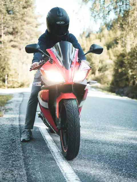 Auch Motorradfahrer sollten ein klares Visier haben. (Symbolbild) | Foto: pexels