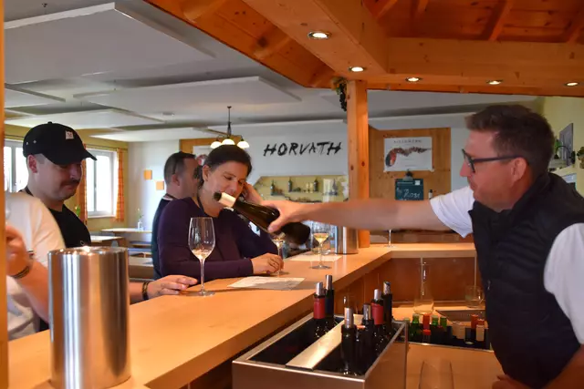 Anfang Mai schenken die Winzer wieder bei den Tagen der offenen Kellertür ein. | Foto: Michael Strini