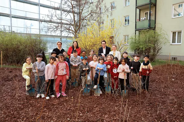 Die Spatenstiche für das neue Wiener Wäldchen in Margareten sind gesetzt! Auf dem Foto u.a. Vizebürgermeisterin und Wohnbaustadträtin Kathrin Gaál (2. v.l.), Klimastadtrat Jürgen Czernohorszky (3. v.l.) und Margaretens Bezirksvorsteherin Silvia Janković (4. v.l., alle SPÖ) | Foto:  Stadt Wien/Martin Votava