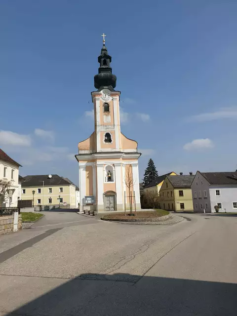 Die neue Kirchenlinde, die am 27. März vor der Kirche gesetzt wurde. | Foto: Hildegard Fraundorfer
