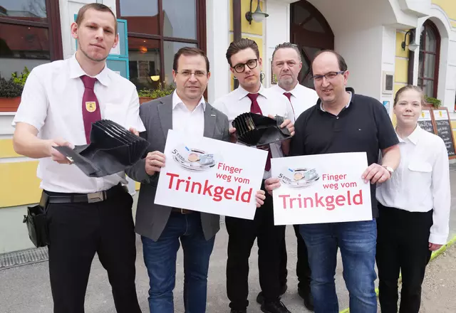 Wirtschaftskammerpräsident Andreas Wirth (2. v. l.) und Jochen Lehner (2. v. r.), Chef des „Haydnbräu“ in Eisenstadt, mit Mitarbeitern. | Foto: WKB