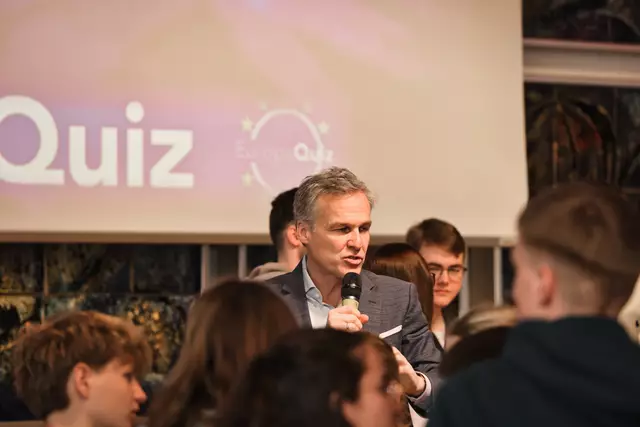 Tarek Leitner moderierte und stellte sich zahlreichen Selfie-Wünschen. | Foto: Europaquiz/Reischl