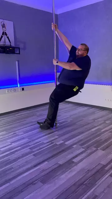 Der Redakteur blieb dann doch lieber auf dem Boden der Tatsachen - der Schwung um die Stange klappte allerdings ganz gut. | Foto: Maximilian Rappl