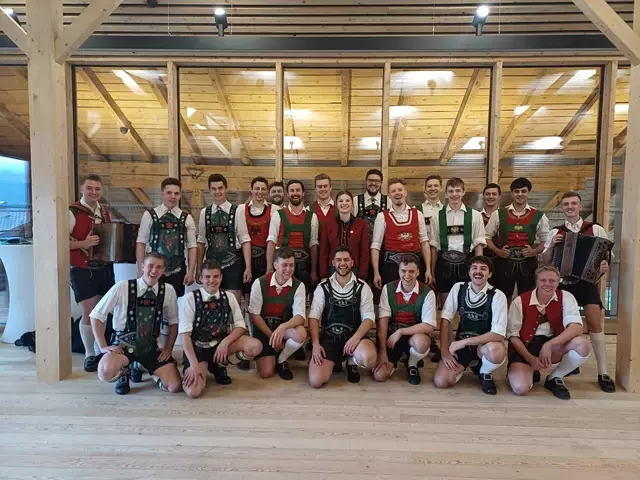 Das sind die Teilnehmer des 1. Plattlerseminars, die sich Ablauf der Veranstaltung begeistert zeigten. | Foto: Landestrachtenverband Tirol