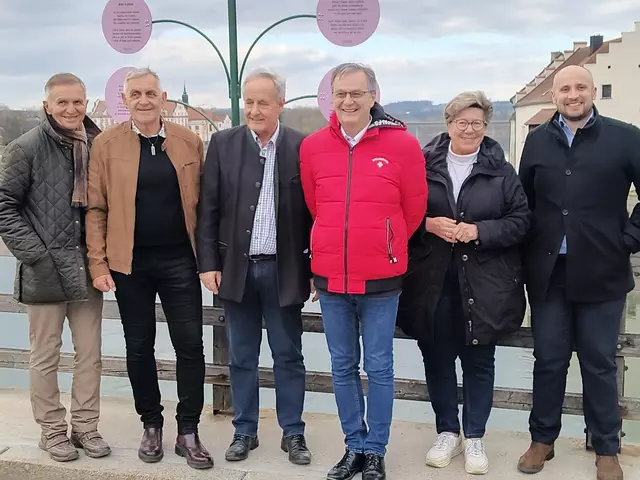 Künstler Josef Sommer umrahmt von den Bürgermeistern Streicher (l.) und Dorn sowie den Ehrengästen. | Foto: MeinBezirk/M. Koch
