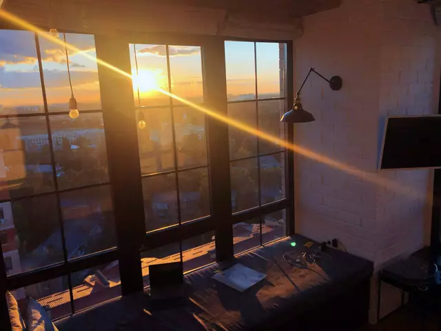 Scheint die Sonne direkt in die Räume, kann es im Sommer schnell heiß werden. | Foto: Unsplash
