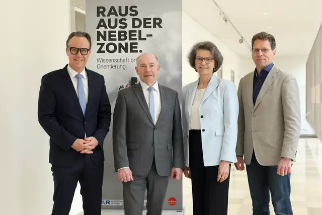 Max Hiegelsberger, Präsident des Oö. Landtags, Alexander Bogner, Österreichische Akademie der Wissenschaften, Joachim Haindl-Grutsch, Geschäftsführer Industriellenvereinigung Oberösterreich, und Moderatorin Christine Haiden präsentieren die neue Veranstaltungsreihe des Oö. Landtags: Raus aus der Nebelzone – Wissenschaft bringt Orientierung. | Foto: Land OÖ/Denise Stinglmayr