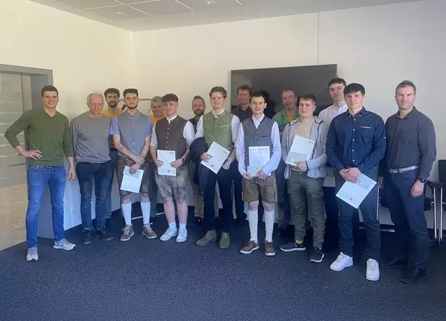 Die Hage Sondermaschinenbau GmbH gratuliert ihren Lehrlingen zu den hervorragenden Leistungen in der LAP 2025. | Foto: Hage Sondermaschinen GmbH