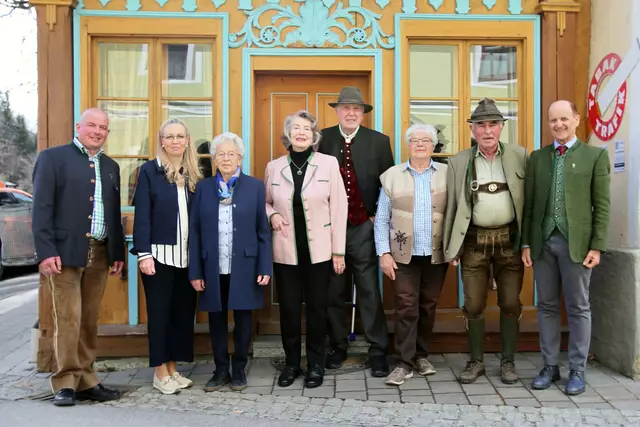 (v.l.n.r.): Vizebürgermeister Wilhelm Moser, Jubilarin Paula Gautsch mit Tochter Margit, Jubilarin Renate Picman mit Gatten Jan, Jubilarin Burgel Eggarter mit Gatten Herbert, Bürgermeister Heinrich Perner. | Foto: © Bgm Heinrich Perner