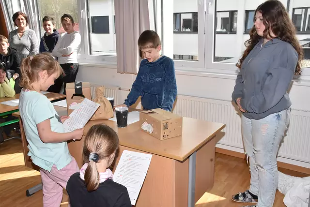 Die Rotary Lese-Initiative bringt zehn Volksschulen im Bezirk Perg 5.000 Euro. Rotary Präsident Georg Lehner. Hier der Lese-Vormittag in der 3A der VS Pabneukirchen. Lesepatenten Schüler der 3A MS Pabneukirchen.   | Foto: Rober Zinterhof