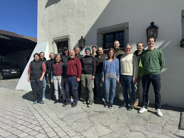 Vlnr.: Tanja Sachs, Nora Lang, Anita Reindl, Karin Yaldez, Gebhard Korber, Georg Schweiger, Benjamin Feldbacher, Selina Schmittner, Andreas Unterberger, Mathias Mair, Michaela Neumayr, Thomas Wallner,  Ernst Ortner, Juraj Lieskovsky, Andreas Steger. | Foto: Bezirkstierärzte