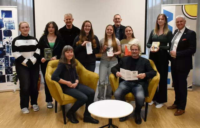 Schülerinnen der 3AHW und 3BHW mit "Vorlesern" Mag. Anita Profunser und Mag. Franz Hössl (vorne) und ihren Professoren Mag. Richard Krämmer, Dr. Rudolf Hanschitz und Direktor Adolf Lackner (hinten) | Foto: (c) hlwspittal 2025
