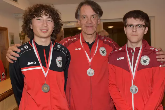 Silber für SV Schönering 2 in der Bezirksliga Nord.  | Foto: Robert Zinterhof