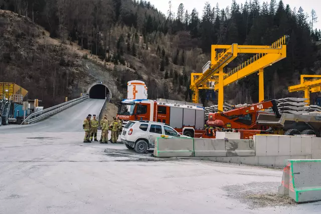 Am Donnerstag am späten Nachmittag wurde ein 33-jähriger Sprengtechniker im Brennerbasistunnel bei Arbeiten im Sprengvortrieb schwer verletzt, als sich ein großer Schieferstein aus der Tunnelwand löste. | Foto: Julian Pernsteiner