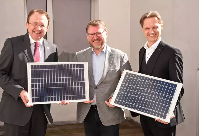 Bürgermeister Matthias Stadler, Franz Gruber (Leiter des Geschäftsbereichs Nachhaltigkeit, Umwelt &amp; Energiewirtschaft) und Matthias Zawichowski (Geschäftsführer der im-plan-tat Raumplanungs-GmbH &amp; Co KG) freuen sich über die neue Energie Region St. Pölten. | Foto: Josef Vorlaufer