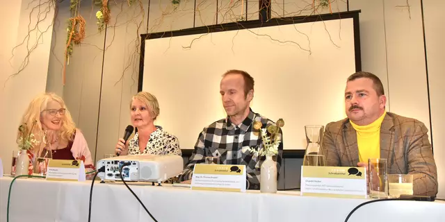 Hochkarätige Expertenrunde: Oswald Hicker, Gerda Brandl, Brita Mesenich und Thomas Strasser im intensiven Austausch. | Foto: Herbert Schleich