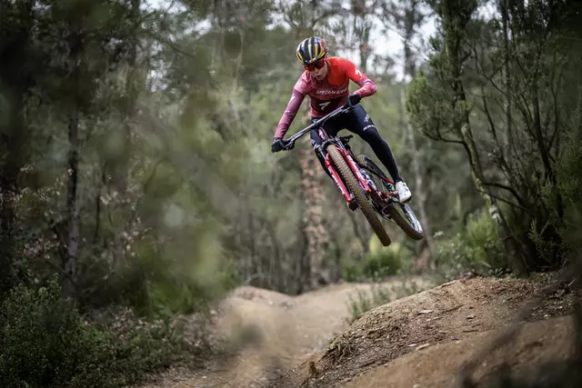 Laura Stigger springt ab – am 5. April startet die Mountainbike World Series in Brasilien. | Foto: Michal Cerveny