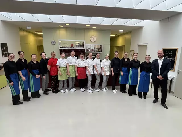 Die Schülerinnen und Schüler vom Service und aus der Küche mit ihren Lehrerinnen und Lehrern bzw. Coaches | Foto: MeinBezirk