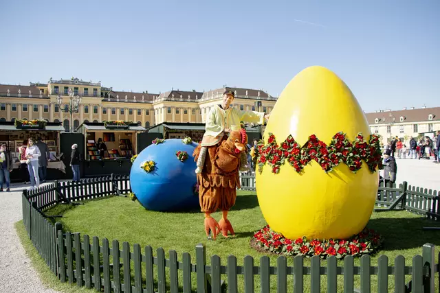 Der Ostermarkt vor dem Schloss Schönbrunn bietet für Besucherinnen und Besucher jede Menge zu bestaunen. | Foto: Angelika Kessler