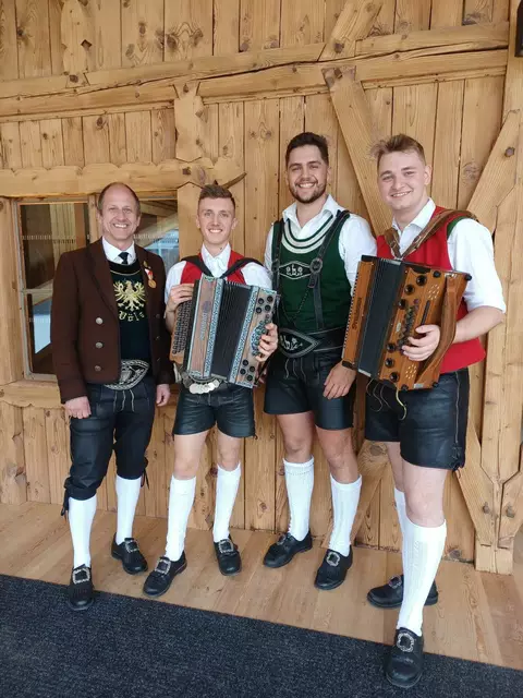 Ohne Musig kein Plattler: Obmann Alexander Schatz (li.) und Vortänzer Martin Kirchmair (2.v.r.) mit David Moser (2.v.l.)und Christoph Ullmann | Foto: Landestrachtenverband Tirol