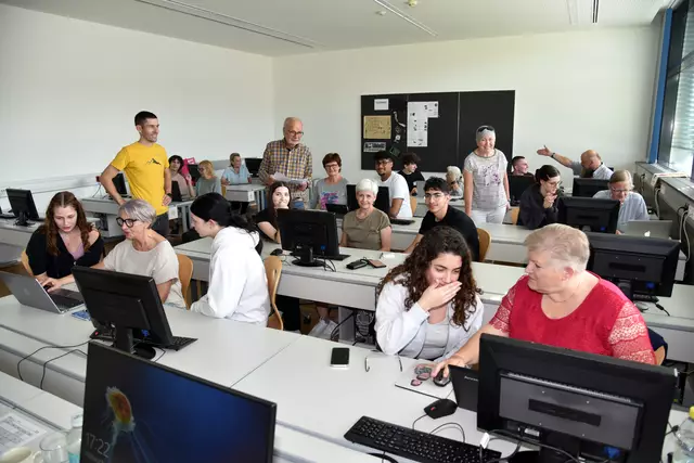 In Ternitz wurden ältere Semester mit Unterstützung von BORG-Schülern fit für die digitale Welt gemacht. | Foto: Stadtgemeinde Ternitz