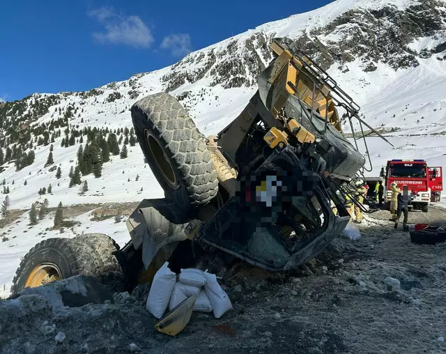 Am Donnerstag am frühen Nachmittag stürzte ein 26-Jähriger bei Schüttarbeiten am Längental-Kraftwerkstausee in Kühtai mit einem Muldenkipper etwa 150 Meter die steile Staumauer hinab. | Foto: Freiwilligen Feuerwehr Silz