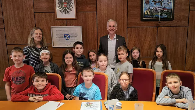 Die Schülerinnen und Schüler der dritten Klasse Volksschule mit Bürgermeister Michael Strasser (SPÖ) und den Klassenlehrerinnen Bernadette Hager und Sarah Wick. | Foto: Gemeinde Weinburg