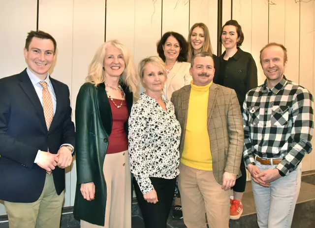 Bürgermeister Stefan Schmidt, Gerda Brandl, Brita Mesenich, Oswald Hicker, Thomas Strasser,  hinten: Heidelinde Frey, Juliane Frey, Theresa Divotgey | Foto: Herbert Schleich