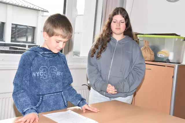 Die Rotary Lese-Initiative bringt zehn Volksschulen im Bezirk Perg 5.000 Euro. Rotary Präsident Georg Lehner. Hier der Lese-Vormittag in der 3A der VS Pabneukirchen. Lesepaten  Schüler der 3A MS Pabneukirchen.   | Foto: Rober Zinterhof