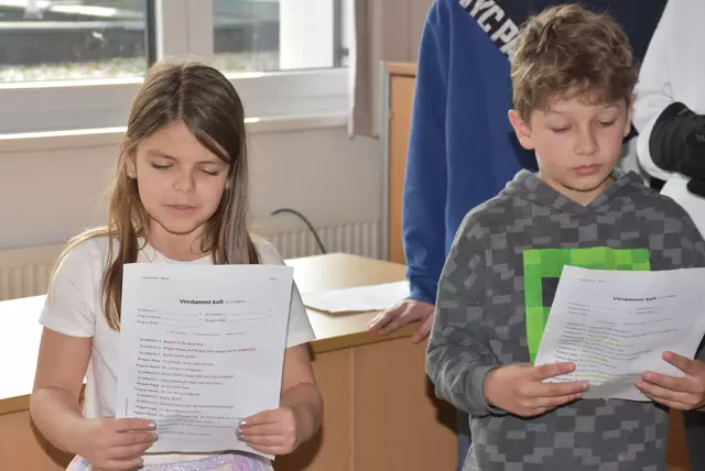 Die Rotary Lese-Initiative bringt zehn Volksschulen im Bezirk Perg 5.000 Euro. Rotary Präsident Georg Lehner. Hier der Lese-Vormittag in der 3A der VS Pabneukirchen. Lesepaten Schüler der 3A MS Pabneukirchen.   | Foto: Rober Zinterhof