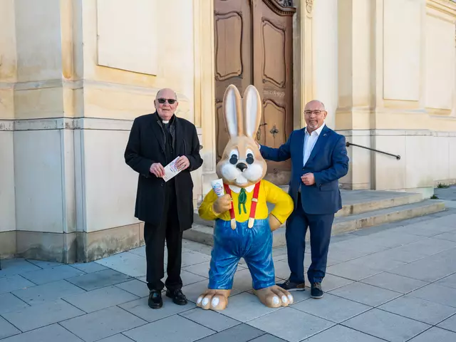 Pfarrer Karl Engelmann (v.l.n.r.), der Osterhase und Bezirksvorsteher Peter Jagsch (SPÖ) freuen sich, wieder zahlreiche Bewohnerinnen und Bewohner aus und um den Bezirk zu begrüßen.  | Foto: Valentina Marinelic/MeinBezirk