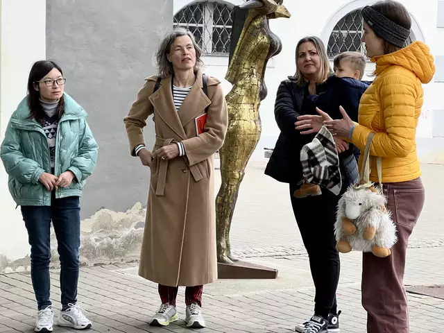 Sherry, Elisabeth und Laurene lauschen der  Lieblingsort-Erzählung von Lisa. Das ist die Stadt-Bibliothek im Kulturquartier (v. l.).