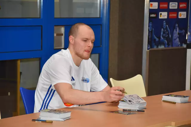Sebastian Käferle schrieb zuletzt Autogramme und verländerte auch seinen Vertrag bei den Gunners. | Foto: Michael Strini