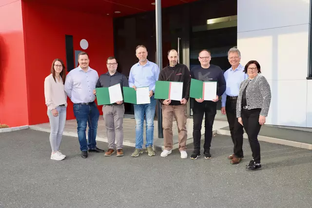 Georg, Stefanie, Karin und Johann Hirt dankten den vier Mitarbeitern für die langjährige Treue zum Unternehmen. | Foto: Alfred Mayer