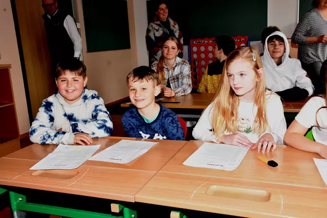 Die Rotary Lese-Initiative bringt zehn Volksschulen im Bezirk Perg 5.000 Euro. Rotary Präsident Georg Lehner. Hier der Lese-Vormittag in der 3A der VS Pabneukirchen. Lesepaten  Schüler der 3A MS Pabneukirchen.   | Foto: Rober Zinterhof