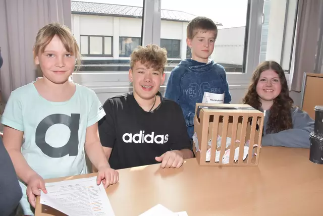 Die Rotary Lese-Initiative bringt zehn Volksschulen im Bezirk Perg 5.000 Euro. Rotary Präsident Georg Lehner. Hier der Lese-Vormittag in der 3A der VS Pabneukirchen. Lesepaten Schüler der 3A MS Pabneukirchen.   | Foto: Rober Zinterhof