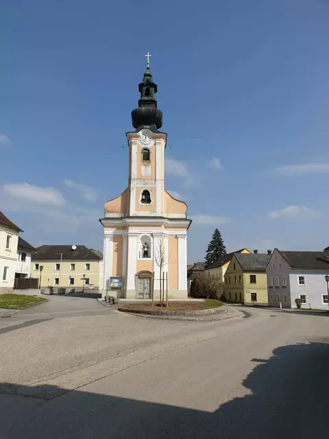 Die neue Kirchenlinde, die am 27. März vor der Kirche gesetzt wurde. | Foto: Hildegard Fraundorfer