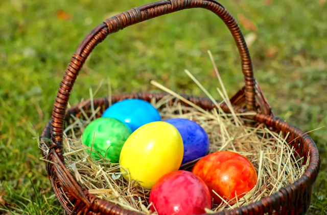 Die Ostereiersuche für Kinder wird auf einigen Ostermärkten in NÖ angeboten. | Foto: ouleur / Pixabay