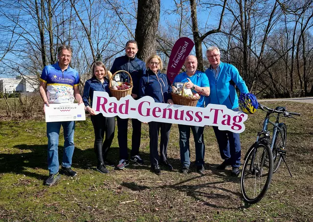 Christian Weinberger, ecoplus Projektmanager, Sabine Bruckmüller, Wienerwald Tourismus GmbH, Michael Wollinger, Geschäftsführer Wienerwald Tourismus GmbH, Landeshauptfrau Johanna Mikl-Leitner, Josef Balber, Obmann der LEADER-Region Triestingtal, und Bürgermeister LAbg. Christoph Kainz. | Foto: NLK Pfeiffer