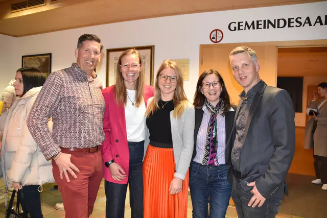 Die Vortragenden Anna Weber, Jasmin Plattner und Carmen Neuwirth mit Bgm. Mario Nocker und Moderator Christoph Gasser-Mair (r.) | Foto: Kainz